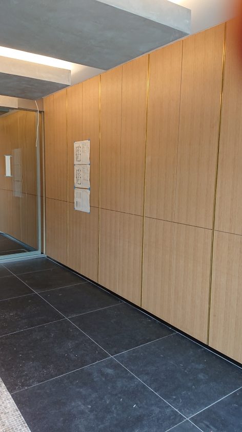 真鍮見切り材壁 マンション内の真鍮壁見切りガラスコーティング塗装 